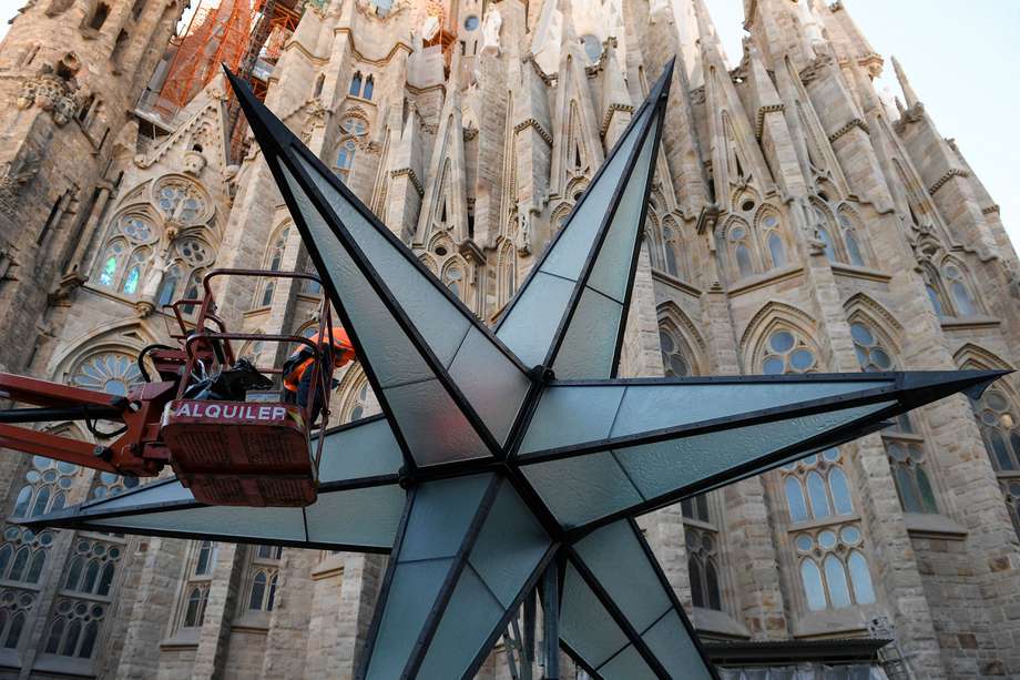 Vista de una estrella gigante que se instalará en lo alto de la Torre de la Virgen (Torre Mare de Deu), antes de la ceremonia de inauguración en la Basílica de la Sagrada Familia de Barcelona, ​​el 8 de noviembre de 2021.
