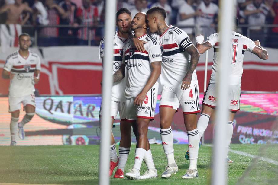 Los jugadores del Sao Paulo celebran su victoria sobre el Atlético Goianiense Mineiro en el estadio Morumbi. EFE/Sebastiao Moreira