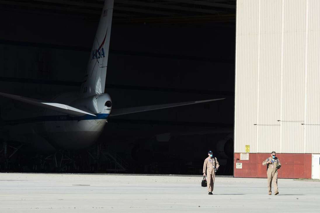 Una tripulación de vuelo del Centro de Investigación de Vuelo Armstrong de la NASA en California se prepara para llevar al personal del Laboratorio de Propulsión a Chorro (JPL) de la NASA en un avión Armstrong G-III desde California al Kennedy de la NASA