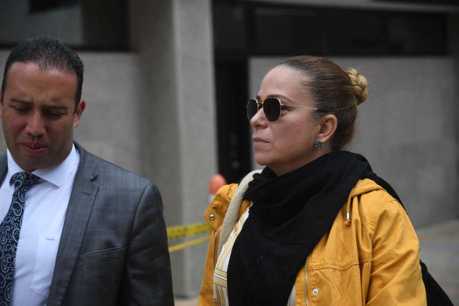 María Claudia "Caya" Daza, junto al abogado Víctor Mosquera, el día que declaró en la Corte Suprema de Justicia por el caso Uribe. 