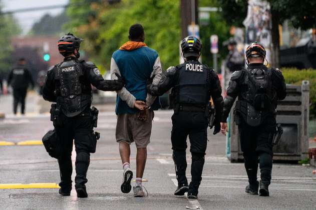 Policía de EE. UU. desaloja a manifestantes que ocupaban espacio público en Seattle