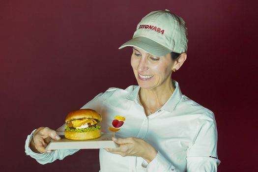Ella es Ana María Osorio, la gerente del restaurante Sayonara que este año participa en el Burger Máster, con su hamburguesa La Inmarcesible.