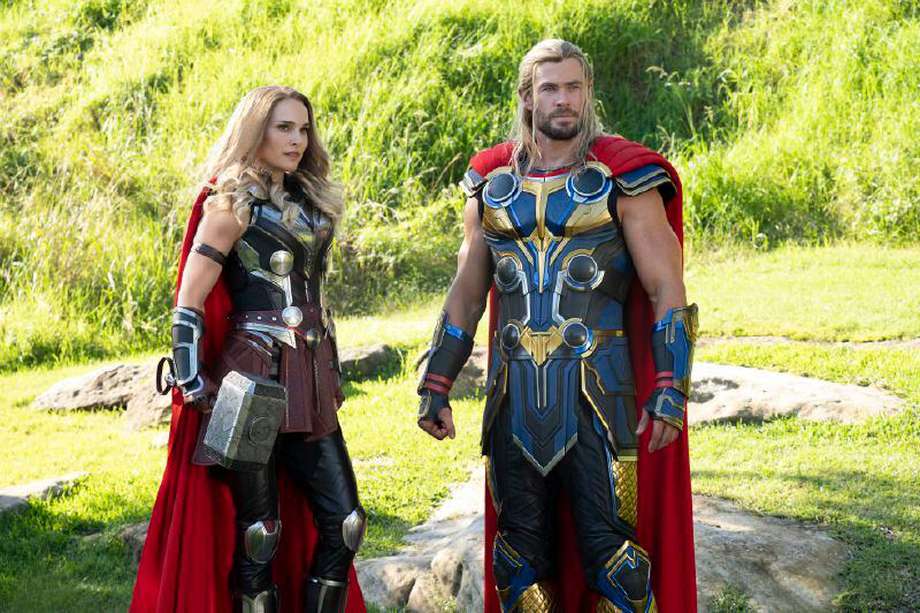 (L-R): Natalie Portman as Mighty Thor and Chris Hemsworth as Thor in Marvel Studios' THOR: LOVE AND THUNDER. Photo by Jasin Boland. ©Marvel Studios 2022. All Rights Reserved.