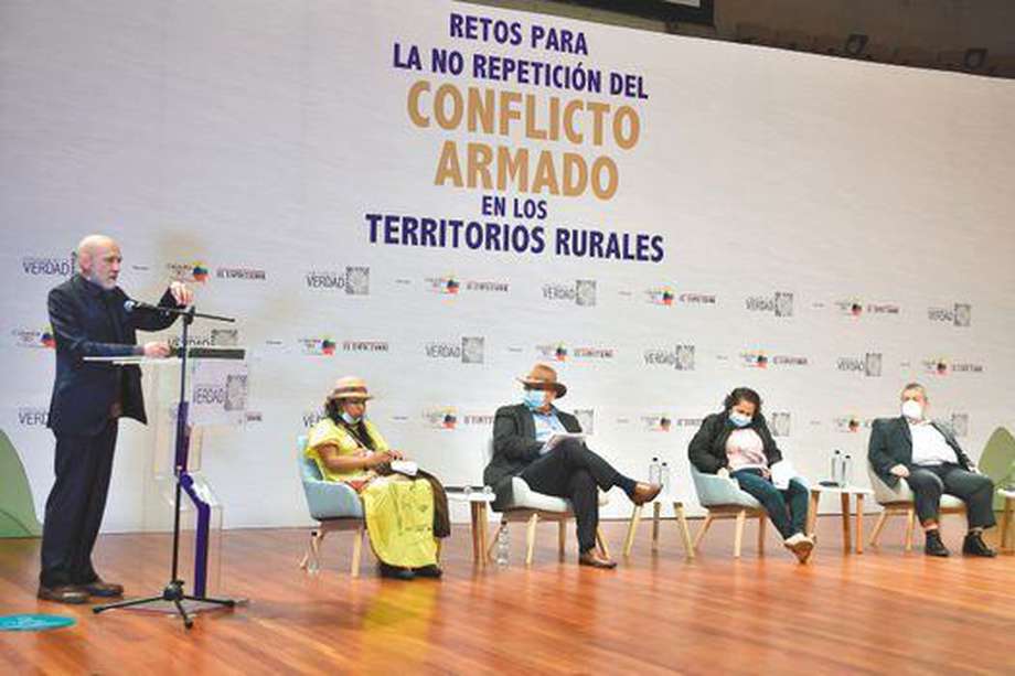 De izq a der. Alejandro Reyes, Luz Mery Panche (lideresa indígena), Carlos Guillermo Ospina (Comisionado de La Verdad), Elizabeth Pabón (lideresa campesina), Luis Alberto Albán (Representante a la Cámara).