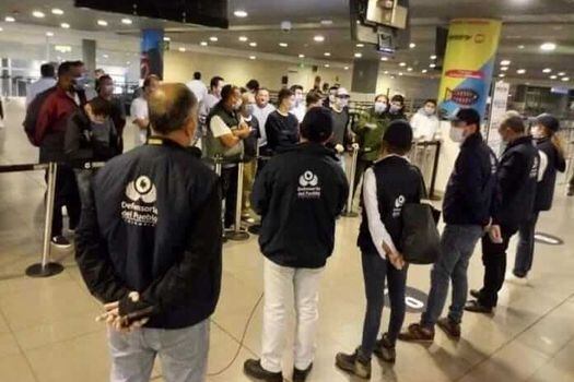 Defensoría del Pueblo y Migración Colombia recibieron a los 64 colombianos que llegaron el lunes pasado en la tarde de Estados Unidos. / Defensoría del Pueblo