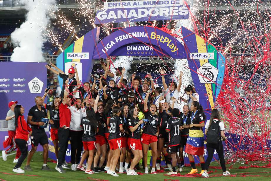 Las jugadoras de Santa Fe celebran el título de la Liga Femenina. 