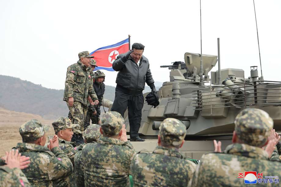 El líder supremo de Corea del Norte, Kim Jong Un, reacciona durante una competición de entrenamiento en la que participan unidades de tanques de Ejército Popular de Corea (KPA), en un lugar no revelado de Corea del Norte.