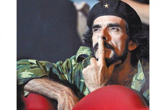 En Caracas, Venezuela, un militante del chavismo, vestido como el “Che” Guevara, esperaba el domingo los resultados de las elecciones legislativas, en las que la oposición obtuvo la mayoría.  / AFP