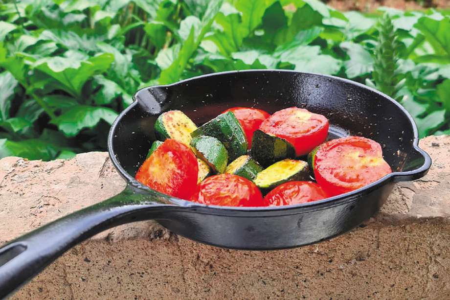 Acomode los tomates en una bandeja de hornear y espolvoréelos con esta mezcla y con las hierbas, y vierta encima un chorrito de aceite de oliva. / Cortesía: Harry Sasson