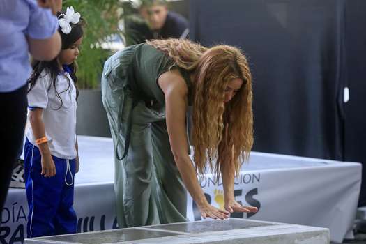 Shakira asistió a la inauguración de la Institución Educativa Distrital Nuevo Bosque Pies Descalzos, ubicada en un barrio de muy escasos recursos al sur de la ciudad y con la que darán educación a unos mil estudiantes anualmente. 
