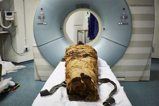 La momia de Nesyamun, introducida en un escáner CT. / © Leeds Teaching Hospitals/Leeds Museums and Galleries.