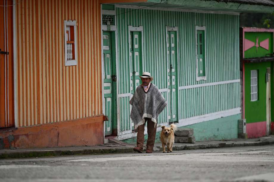 Un hombre camina con su perro en el municipio de Murillo, cerca del volcán Nevado del Ruiz, el 7 de abril de 2023.
