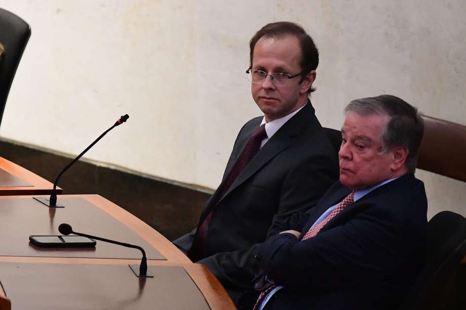Andrés Felipe Arias, al lado de su abogado, mientras escuchaba la lectura del fallo que confirmó su condena.