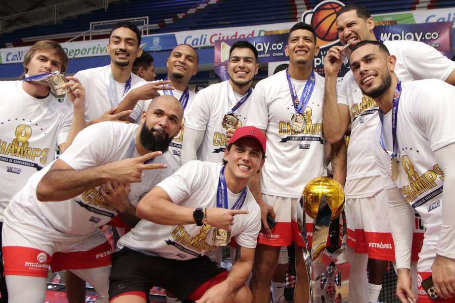 Los jugadores de Titanes celebran la conquista de su octavo título de la Liga Colombiana.