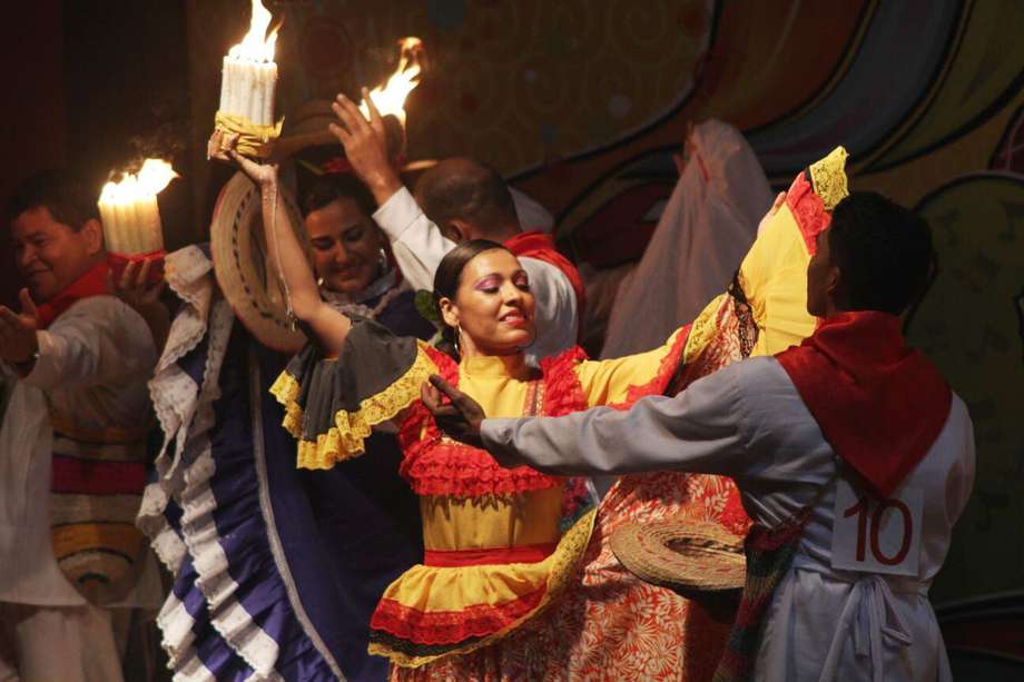 La cumbia es un baile típico de la costa caribe colombiana.