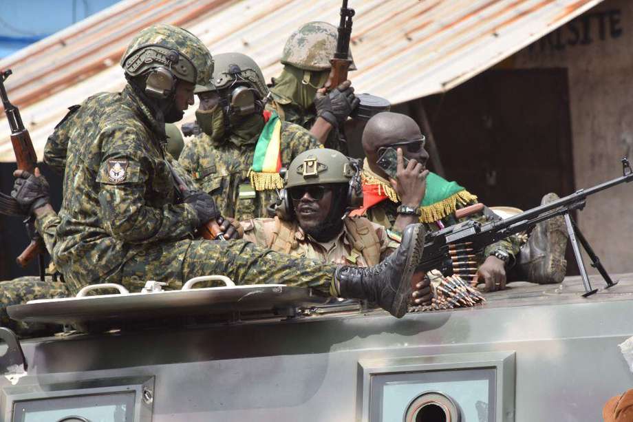 Un grupo de militares derrocaron al presidente de Guinea y disolvieron todas las instituciones.