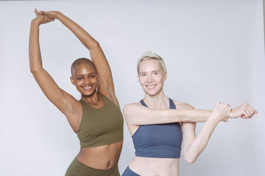 Te mostramos 4 ejercicios en casa que te ayudarán a tonificar abdomen y piernas de forma simultánea.