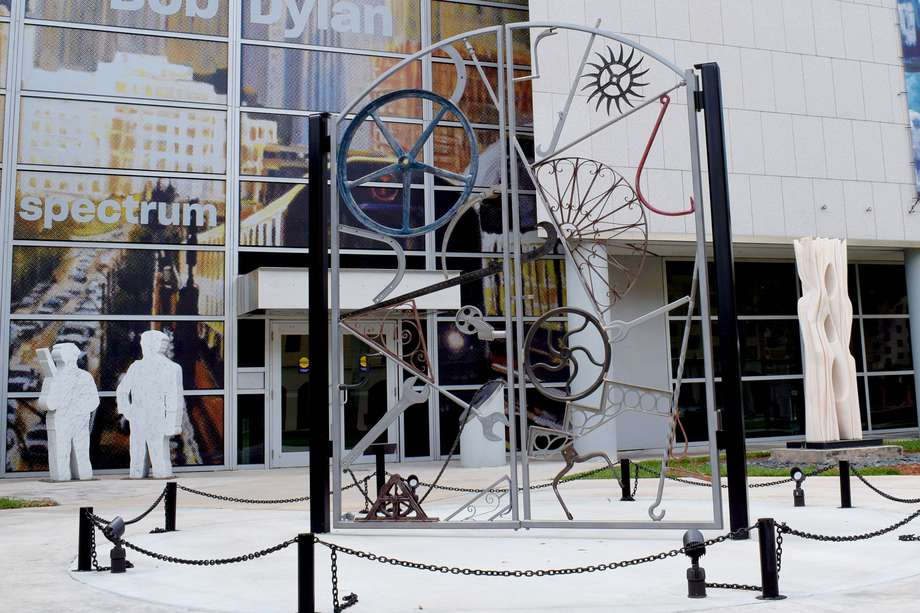 Fotografía divulgada por la Florida International University (FIU) donde se aprecia la escultura sin título de Bob Dylan, que tiene la forma de dos puertas y está hecha con hierro y objetos antiguos.