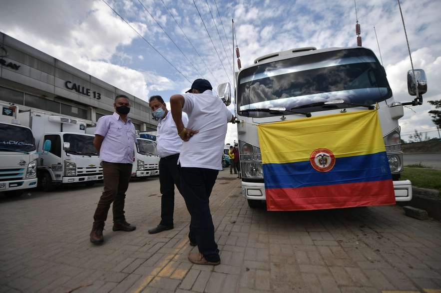 En Bogotá, la movilización de transportadores coincidió con la de educadores que desde ciudad del sur del país llegaron a la capital, según ellos, a exigir su derecho a trabajar.