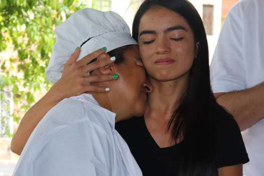 Doña Nohelia y su hija, Angie, en el momento en que se enteraron de la beca completa para estudiar medicina en agosto de 2019. / EFE