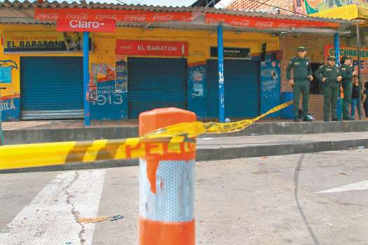 Uno de los sobrevivientes del homicidio en Barranquilla fue un joven de 25 años, quien recibió dos impactos de bala en su pierna izquierda mientras huía. 
