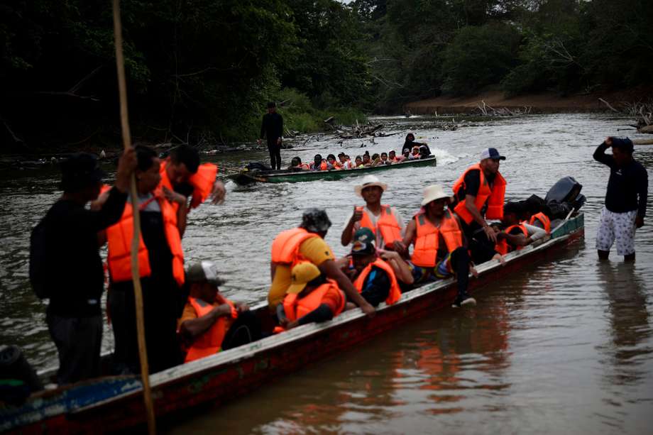 Migrantes llegan en canoas a una estación de recepción migratoria en Panamá, luego de cruzar la selva del Darién, con rumbo a Estados Unidos. 