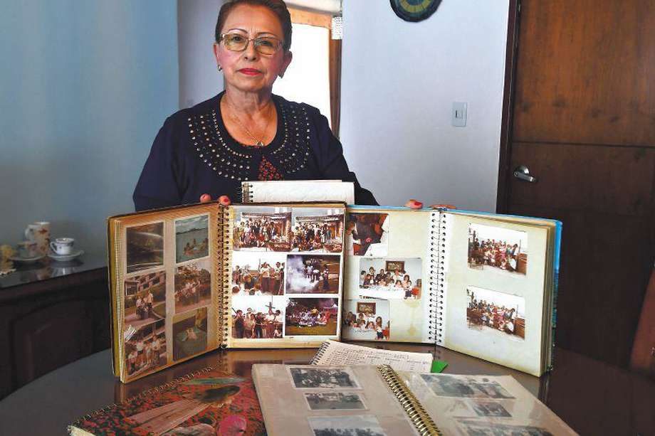 Carmen Arévalo posa junto a los álbumes fotográficos que tienen los recuerdos de sus padres y sus 18  hermanos. / Óscar Pérez