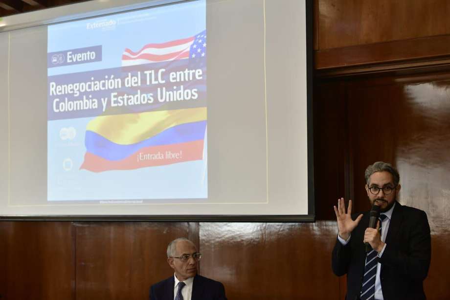 Mario Valencia, director de asuntos internacionales del Ministerio de Agricultura, en el foro Renegociación del TLC entre Colombia y Estados Unidos. / Óscar Pérez