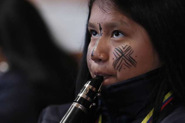 La sinfonía autóctona de los indígenas emberá chami en Colombia