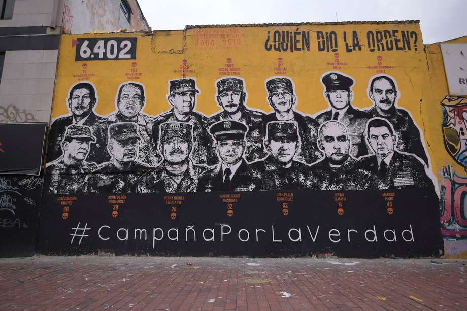 Víctimas de Falsos Positivos instalaron el mural "¿Quién dio la orden?", el cual fue censurado y borrado por militares la primera vez.
