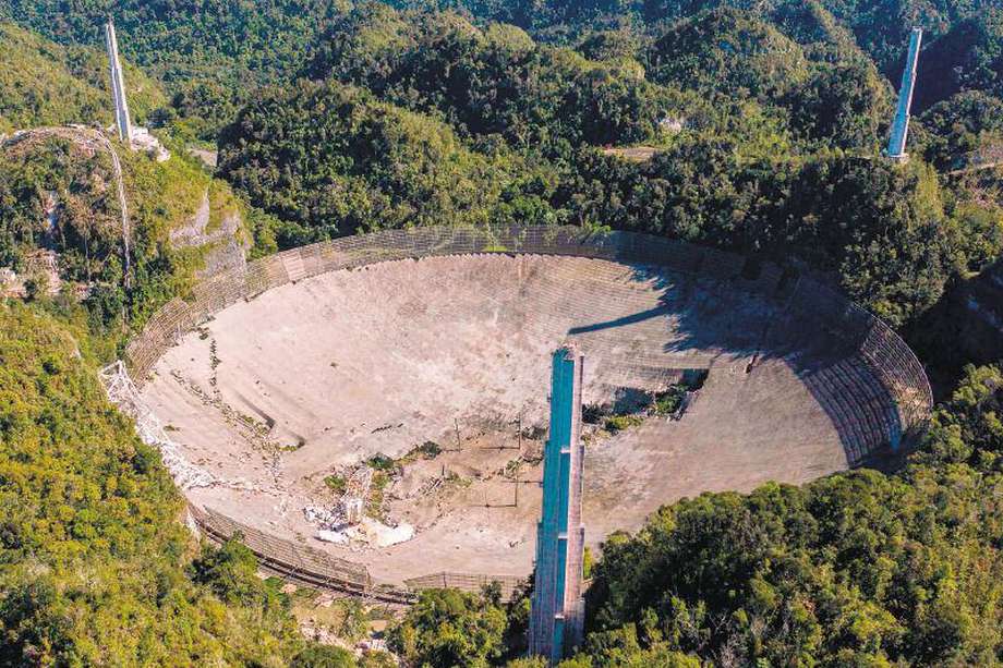 Esta vista aérea muestra el daño en el Observatorio de Arecibo luego de que uno de los cables principales que sujetan el receptor se rompiera en Arecibo, Puerto Rico, el 1 de diciembre de 2020. 