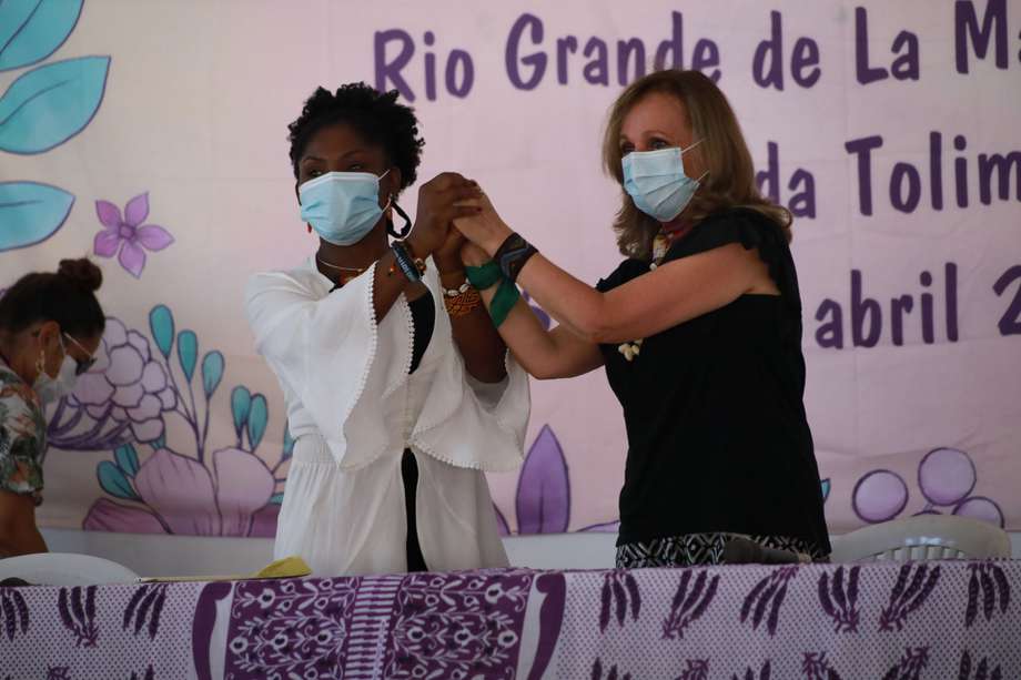 Francia Márquez y Ángela María Robledo asumieron el compromiso de defender las banderas de las mujeres y el feminismo desde las orillas políticas en las que decidan participar para las elecciones de 2022.