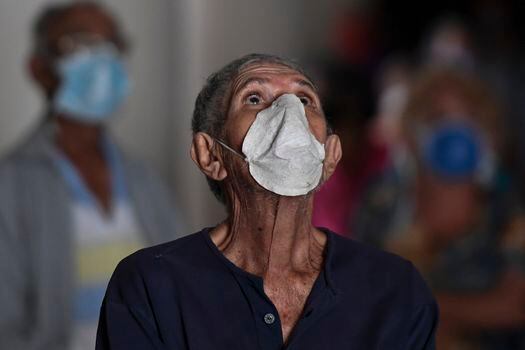 Los ancianos son los más afectados por la pandemia en Venezuela; muchos han decidido migrar ante la pobreza y la falta de medicinas. La soledad también se ha incrementado.  / AP