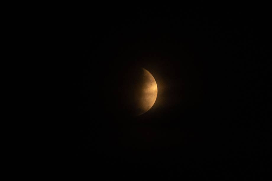 Las increíbles fotos del último eclipse lunar del 2021. Así se vio en el mundo