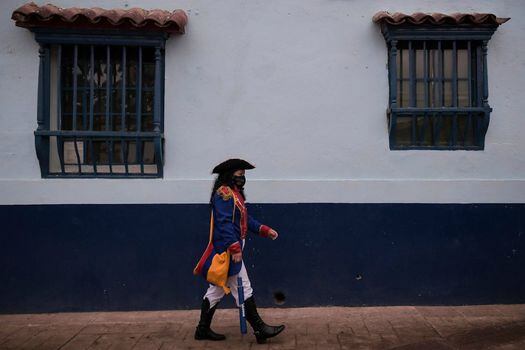 Un hombre dizfrazado como soldado de la Independencia camina por las calles de la Candelaria, Bogotá, como parte de una estrategia turística.