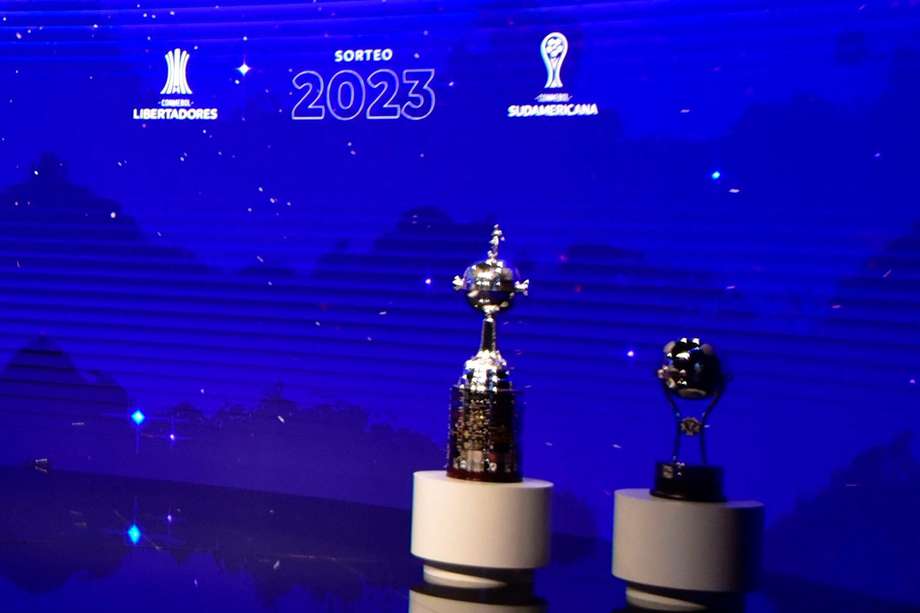 Los trofeos de la Copa Libertadores (i) y la Copa Sudamericana.