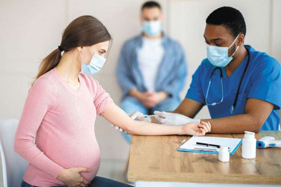 A partir de la semana 12 las mujeres embarazadas pueden acudir a aplicarse la vacuna contra el COVID-19.