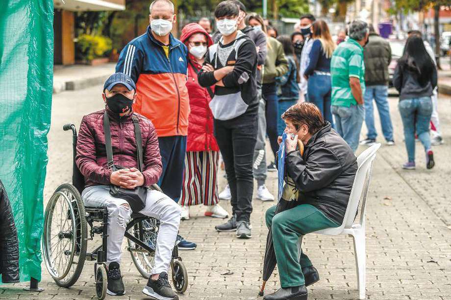 Personas haciendo fila en Bogotá para una prueba de Covid. / AFP / Juan BARRETO
