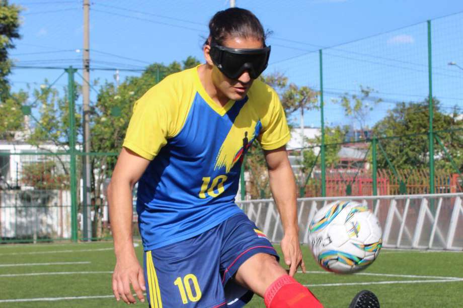 Juan David Pérez en un entrenamiento de la selección de Colombia de fútbol para ciegos.