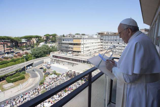 Tras cirugía de colon, el Papa se recupera: saluda a los fieles desde el hospital