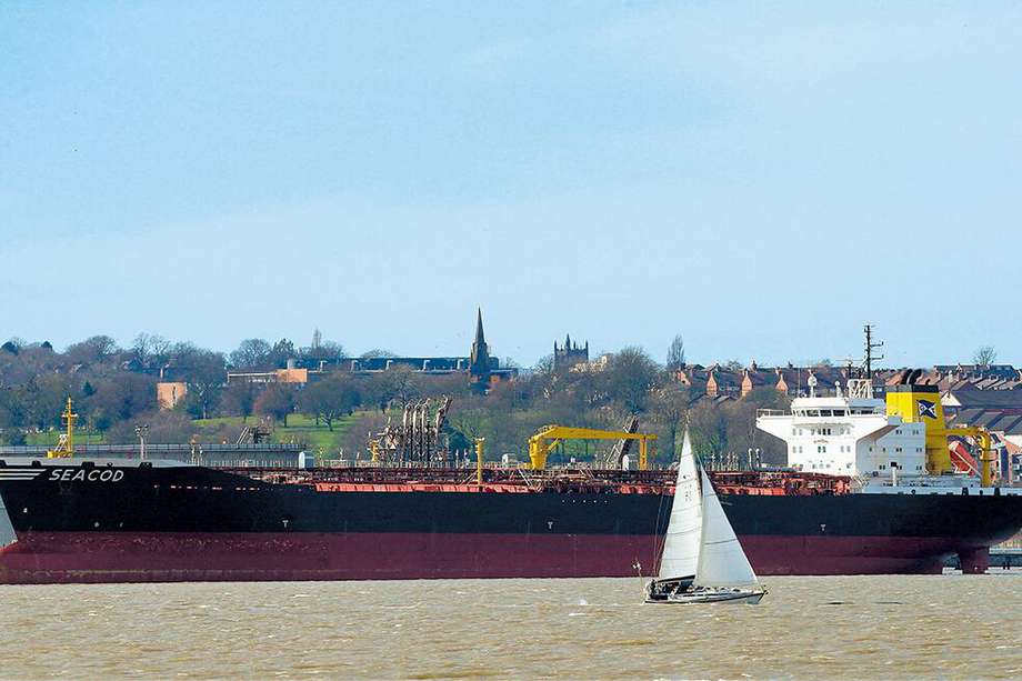 Trabajadores británicos del puerto inglés de Cheshire se rehusaron a descargar el crudo ruso que transportaba el carguero alemán retratado en esta imagen. / AFP