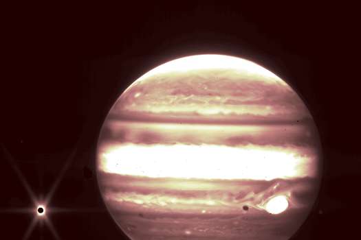 Júpiter, en el centro, y su luna Europa, a la izquierda, se ven a través del filtro de 2,12 micras del instrumento NIRCam del telescopio espacial James Webb. Créditos: NASA, ESA, CSA y B. Holler y J. Stansberry (STScI)