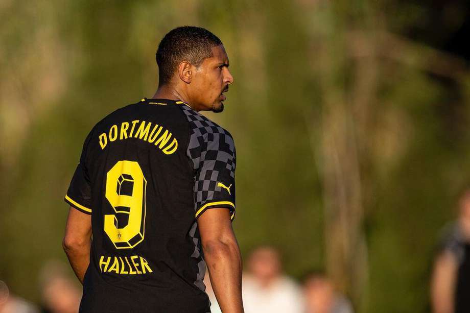 Haller no ha podido debutar en una competencia oficial con Borussia Dortmund por la enfermedad que padeció.