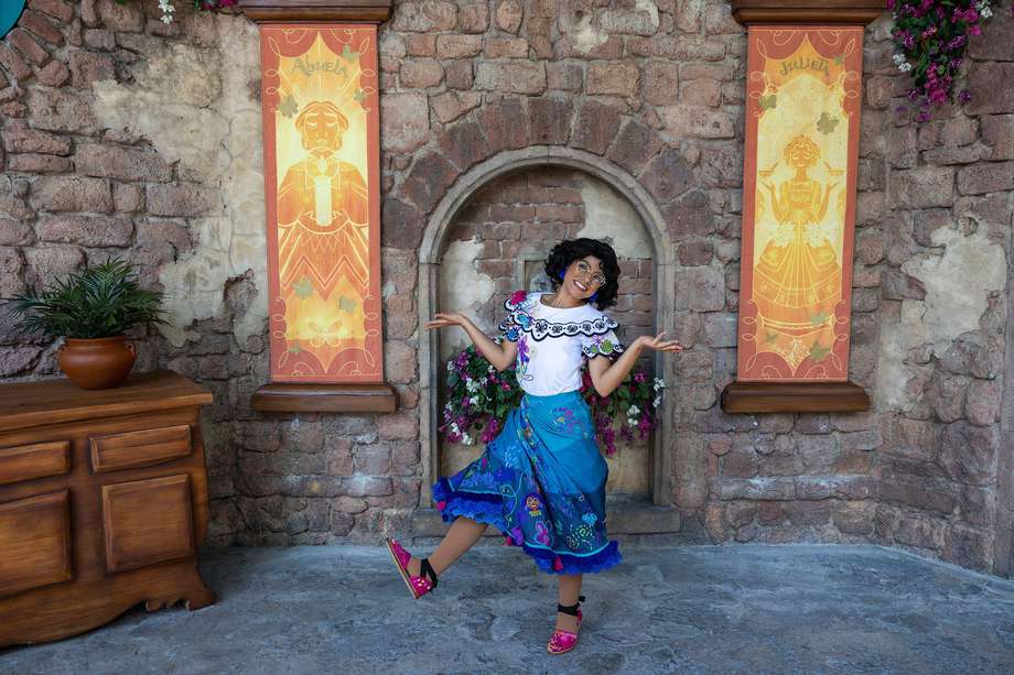 Mirabel Madrigal, de "Encanto", la película de Walt Disney Animation Studios, inspirada en Colombia, estará durante un año en el parque temático Magic Kingdom recibiendo a todos los viajeros en su "casita". 