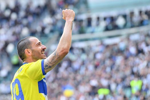 Leonardo Bonucci, defensa de Juventus, celebra uno de los goles que anotó en la victoria contra Venezia.