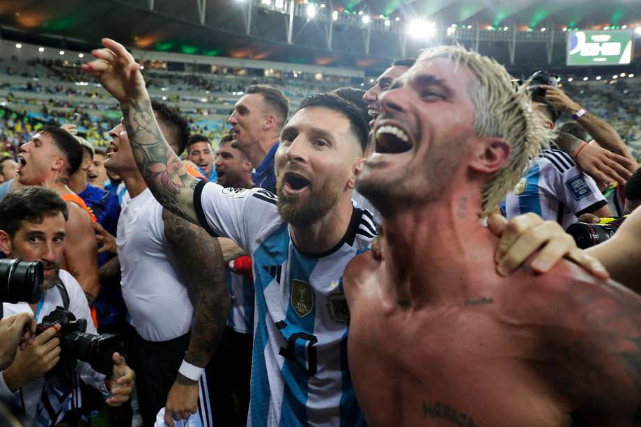 Lionel Messi (cent.) y Rodrigo De Paul de Argentina celebran tras vencer a Brasil , en un partido de las eliminatorias para la Copa Mundo de Fútbol de 2026 en el estadio Maracaná en Río de Janeiro (Brasil).