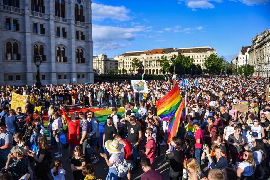 Miles de personas protestan en las calles de Budapest para denunciar esta “propaganda permanente” del gobierno contra la comunidad LGBT.