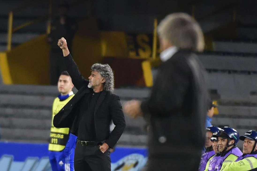 Leonel Álvarez (fondo), director técnico de Deportivo Pereira, da indicaciones a su escuadra en el césped de El Campín.
