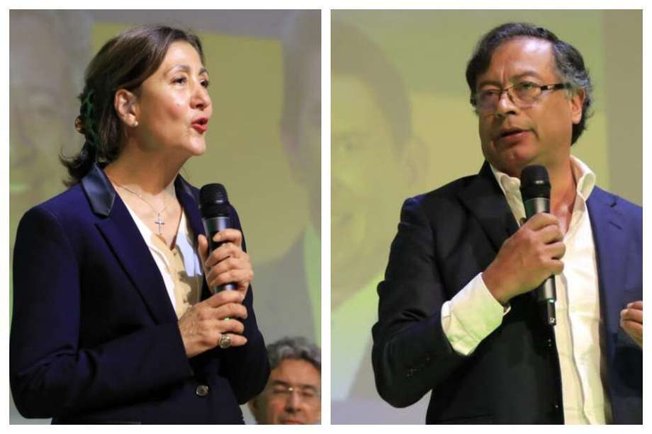 Ingrid Betancourt y Gustavo Petro durante el debate de este martes en la Universidad Externado.