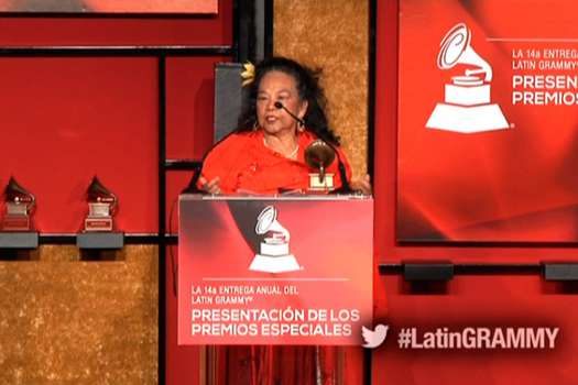 Totó La Momposina con su Grammy Latino.